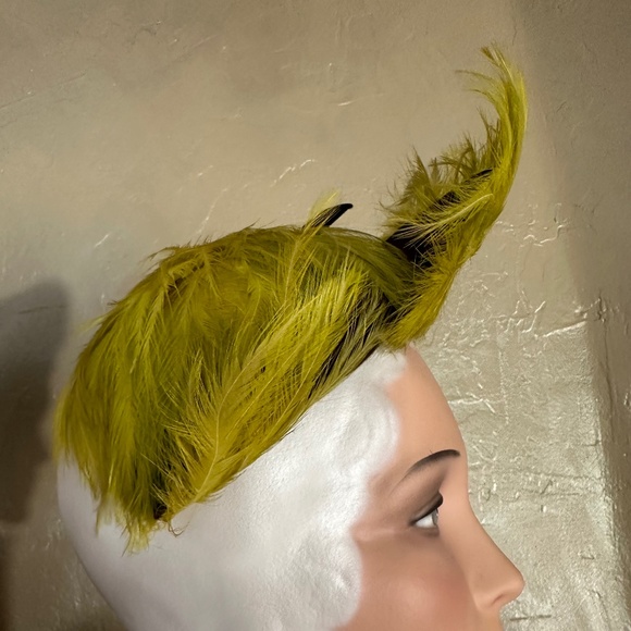 GORGEOUS 1930\'s BROWN FELT HAT WITH ASYMMETRICAL BRIM WITH CHARTREUSE FEATHERS main image 9